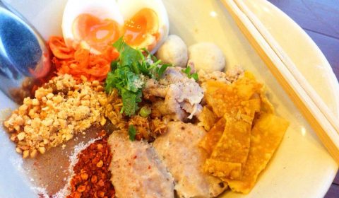 ร้าน ก๋วยเตี๋ยว ไข่ทะลัก