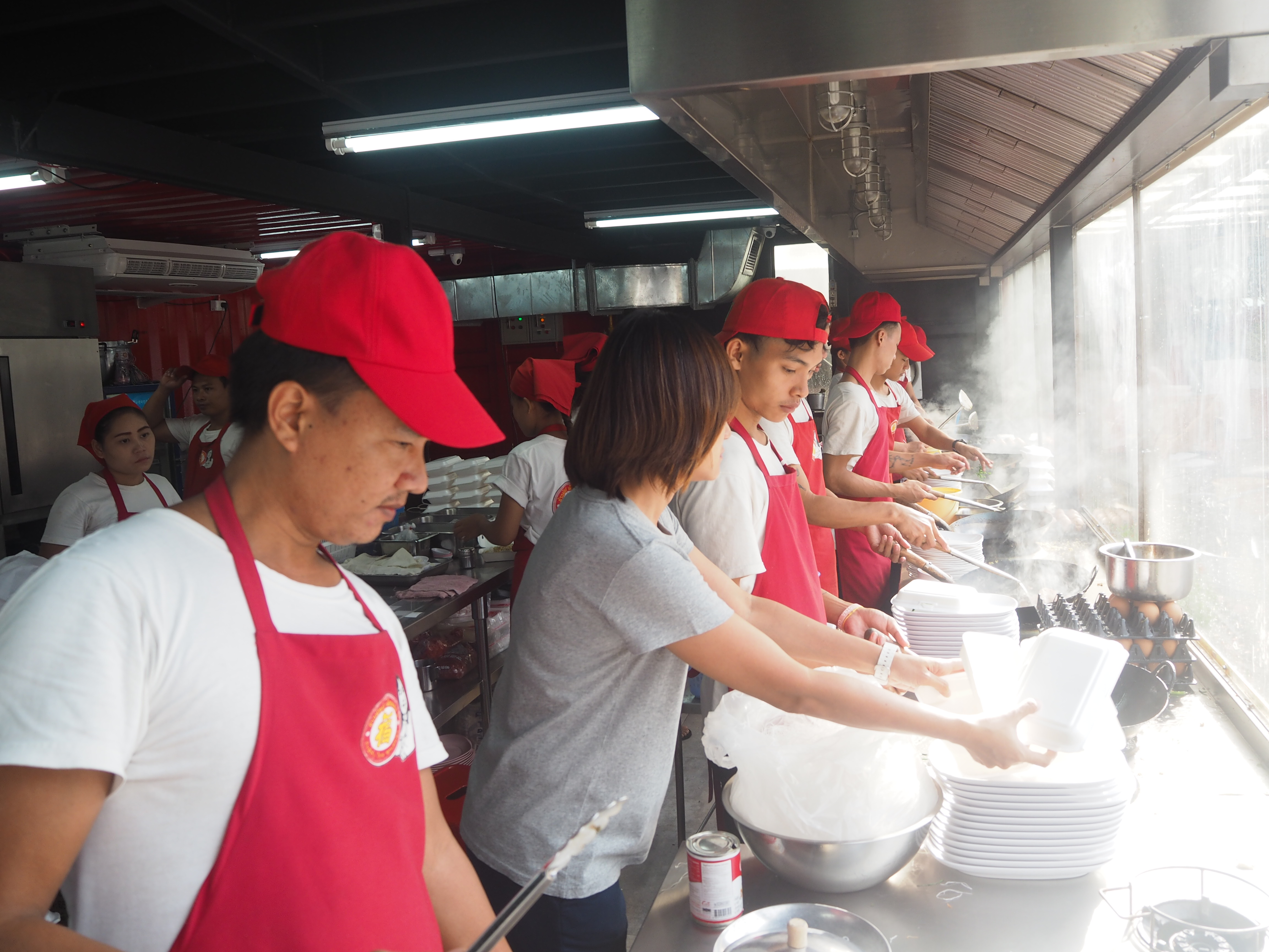 พนักงาน ร้านอาหาร ข้าวผัดปูเมืองทอง