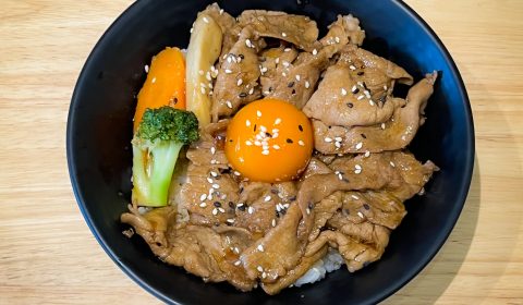 ข้าวหน้าเนื้อไข่แดงดอง Nori Sushi bar