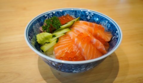 ข้าวหน้าแซลมอนและไข่ปลา Nori Sushi bar